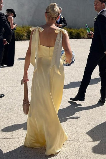 Vestido de dama de honor con tirantes en forma de A y abertura